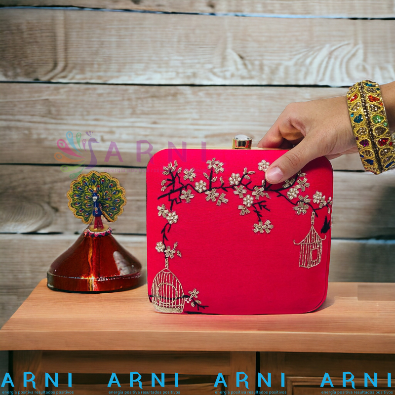 Cartera de color fucsia con bordados a mano