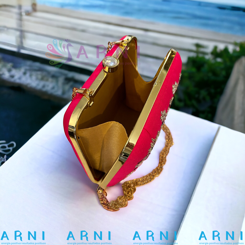 Cartera de color fucsia con bordados a mano