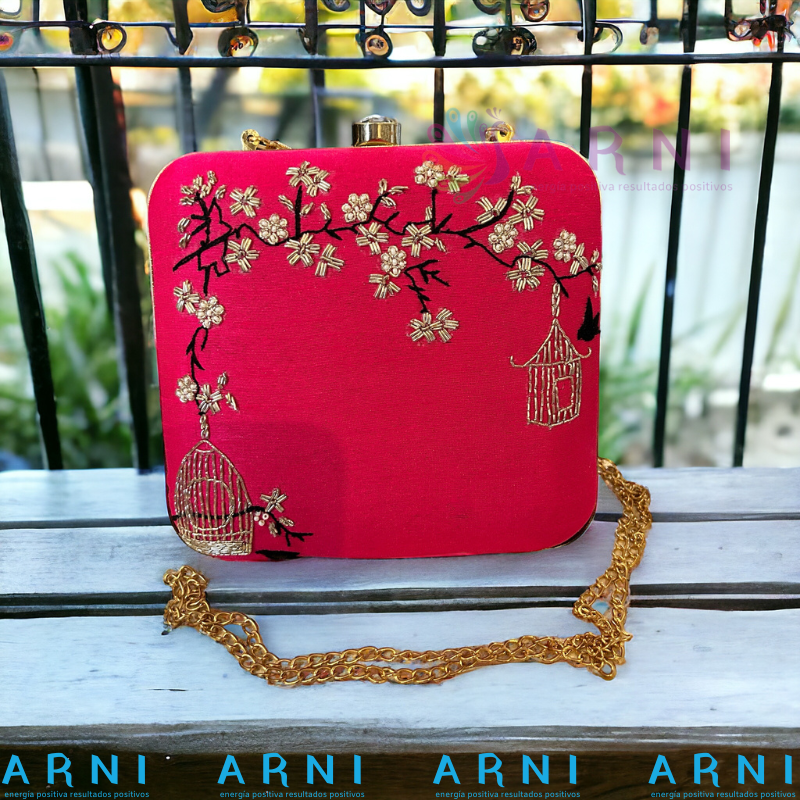 Cartera de color fucsia con bordados a mano