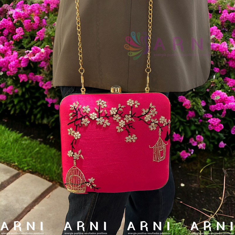 Cartera de color fucsia con bordados a mano